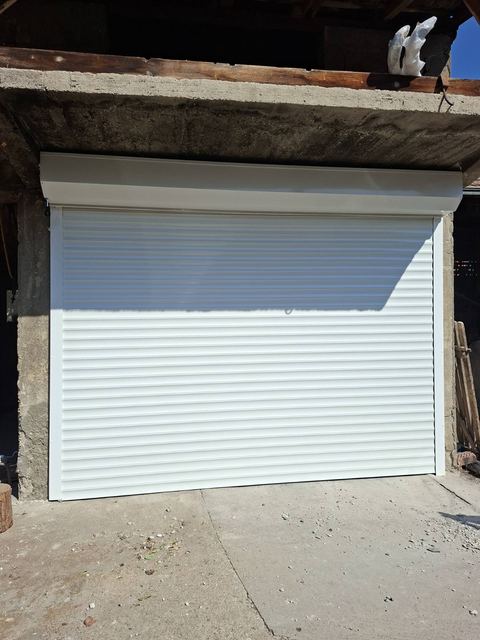 Bela jednokrilna rolo garažna vrata ispod betonske ploče
