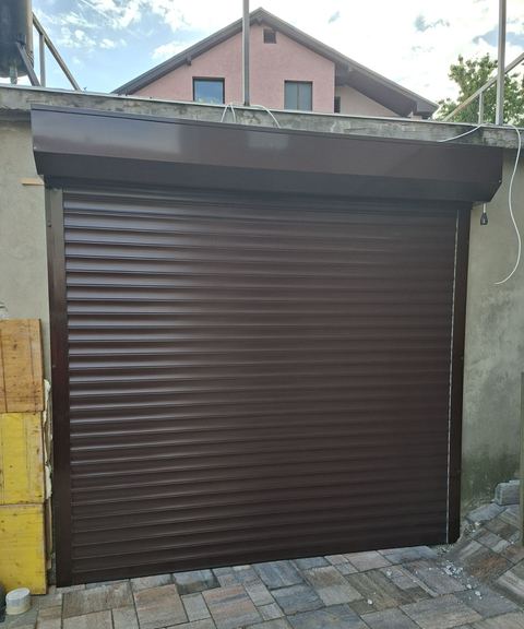 Braon jednokrilna rolo garažna vrata, popločano dvorište